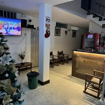 Área de recepción y estar del hotel